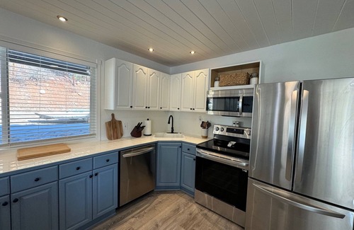 Bayfield House | Bright and Airy Lakeside Bungalow with Stunning Views!