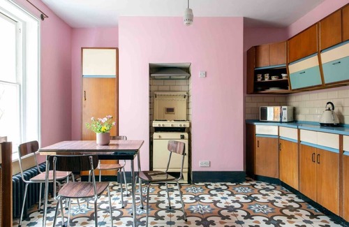 Margate Apartment | Bright and Beautiful Margate Flat in Cliftonville. A short walk to Walpole Bay