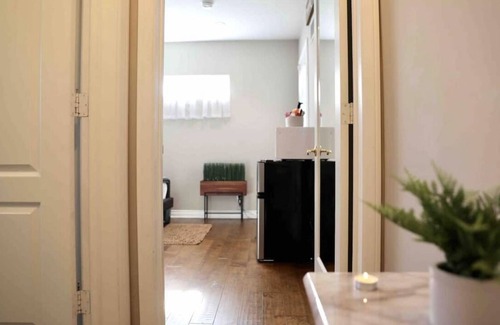 Crenshaw Apartment | Bright and Charming Guest House (10 mins from LAX)