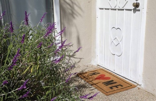 Crenshaw Apartment | Bright and Charming Guest House (10 mins from LAX)