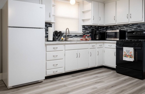 Cheektowaga Apartment | Bright and Comfy 2-bedroom apartment - 7 mins to BUF Airport