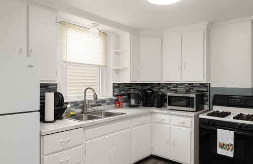 Cheektowaga Apartment | Bright and Comfy 2-bedroom apartment - 7 mins to BUF Airport