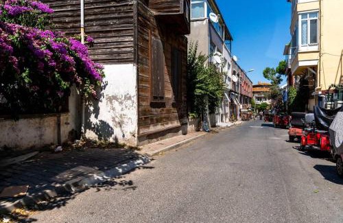 Adalar Apartment | Bright and Cozy 2BR Apt In The Center Of Buyukada