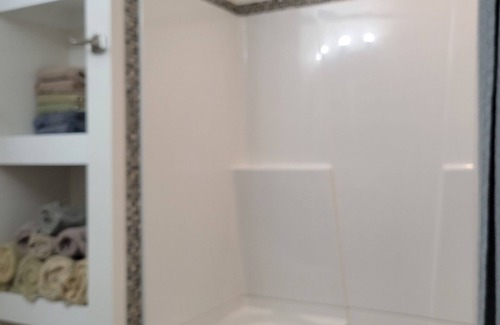 Rutland Apartment | Bright and cozy basement suite. Convenient to Big White and all Kelowna sites.