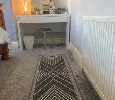 Oldbury House | Bright and Cozy Private Room