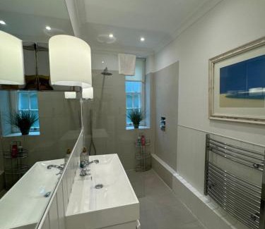 Chelsea Apartment | Bright and Leafy 1 Bedroom Flat in the Heart of Chelsea