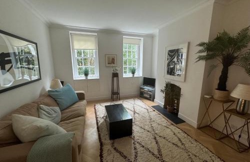 Chelsea Apartment | Bright and Leafy 1 Bedroom Flat in the Heart of Chelsea