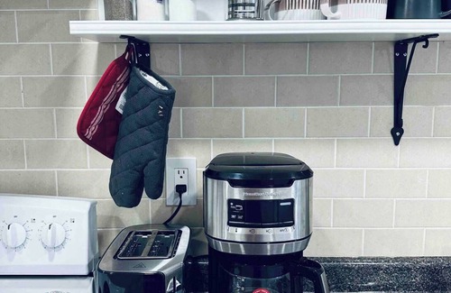 Aurora Apartment | Bright and Modern 2BR Apartment, Adventure-Local Delights Await! Family & Group