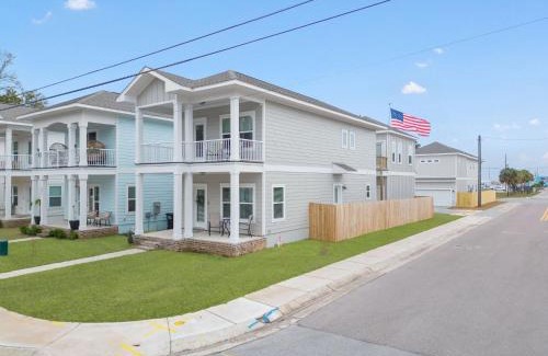 South Pensacola House | Bright and open walk to downtown