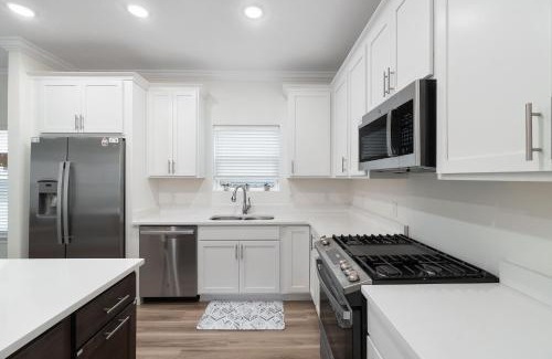 South Pensacola House | Bright and open walk to downtown