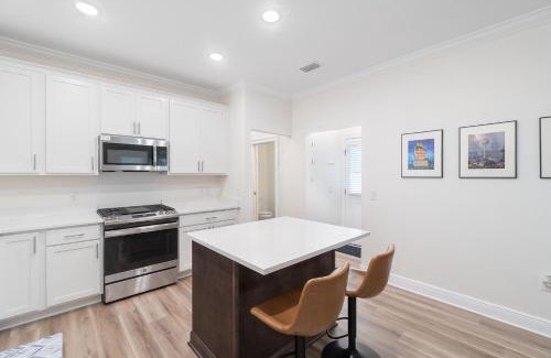 South Pensacola House | Bright and open walk to downtown
