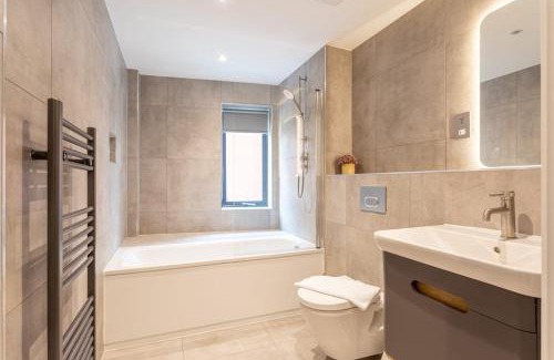 York Apartment | Bright and Spacious 2 Bedroom Apartment in York