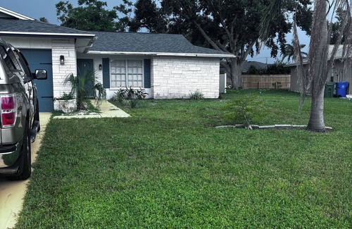 Bradenton House | Bright and spacious 2-bedroom house with AC in Bradenton