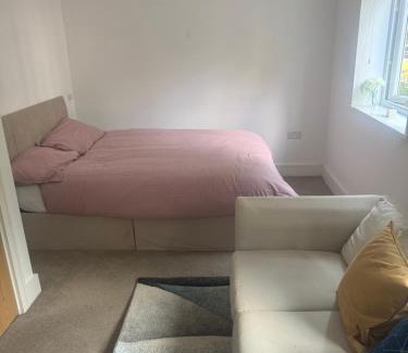 Cleedownton House | Bright and Spacious Double Room