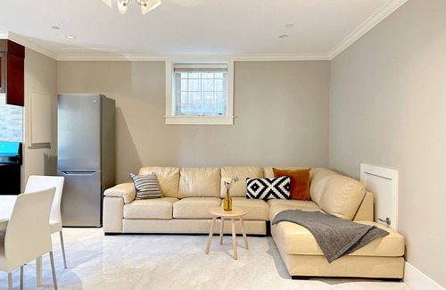Marpole House | Bright and Stylish Scandinavian 2-Bed Suite
