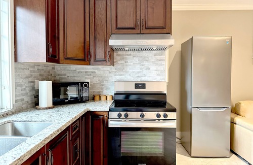 Marpole House | Bright and Stylish Scandinavian 2-Bed Suite