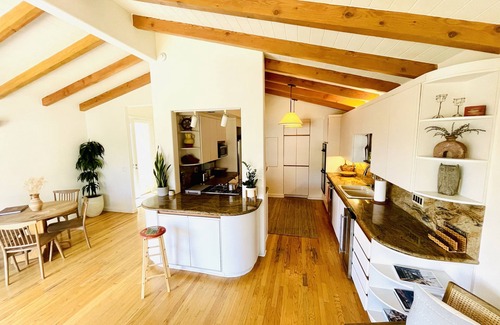 The Strand House | Bright and Sunny Manhattan Beach House Steps to Sand