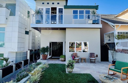 The Strand House | Bright and Sunny Manhattan Beach House Steps to Sand