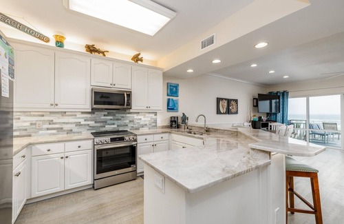 White Sands Cottages House | Bright and Sunny Gulf Front Townhome, Steps from the Water
