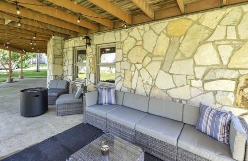 Lakeside House | Bright and Airy Marblehead Lake House w/ Kayaks!
