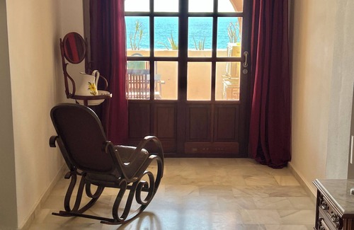 La Gaspara House | Bright apartment 1st line beach