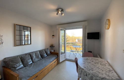 La Roche-Posay Apartment | Bright apartment 100m from Baths with balcony and Wi-Fi