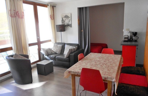Villarembert Apartment | Bright apartment in the resort center with balcony and pool access