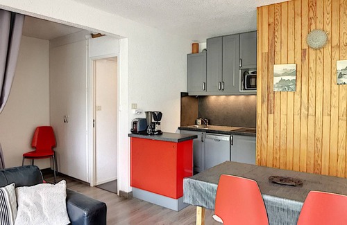 Villarembert Apartment | Bright apartment in the resort center with balcony and pool access