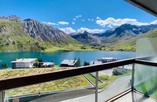 Tignes le Lac Apartment | Bright apartment near slopes with balcony, sleeps 6, Wifi included!