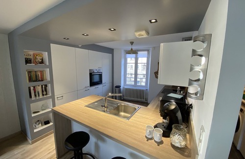 Granville Apartment | Bright apartment overlooking the port and close to shops