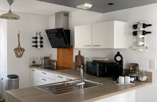 Granville Apartment | Bright apartment overlooking the port and close to shops