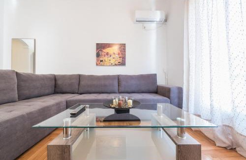 Thissio Apartment | Bright apt in the heart of Athens