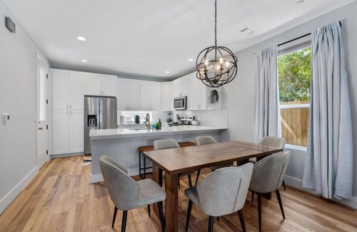 University Hills and Windsor Park House | Bright Austin Home Mins to Downtown, Franklin BBQ & Live Music!