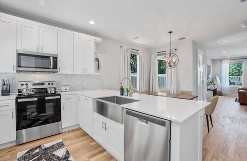 University Hills and Windsor Park House | Bright Austin Home Mins to Downtown, Franklin BBQ & Live Music!