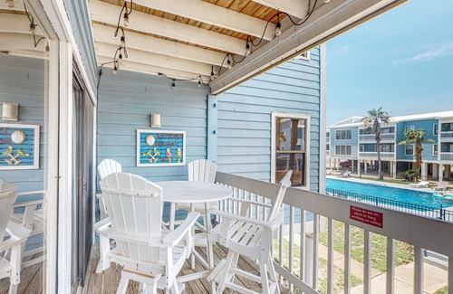 Gulf Shores Condo | Bright & Beautiful Condo with Shared Pool, Boat & Fishing Pier, Balcony, AC