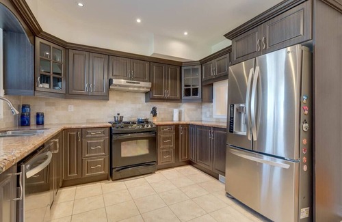 Oakwood Village House | Bright, beautiful & spacious smoke/pet free home