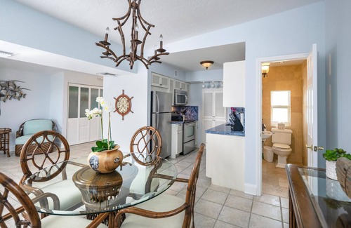 Islamorada Resort | Bright Caribbean-Style Home w/Kitchen, WiFi, & Wraparound Outdoor Veranda