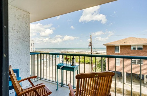 Carolina Beach Apartment | Bright Carolina Beach Condo Public Beach On-Site