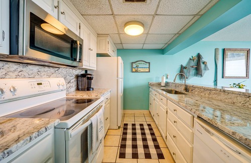 Carolina Beach Condo | Bright Carolina Beach Condo: Public Beach On-Site