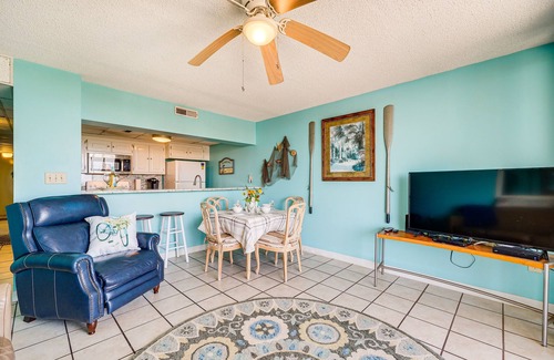 Carolina Beach Condo | Bright Carolina Beach Condo: Public Beach On-Site