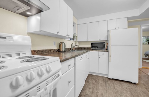 Burnaby House | Bright, clean 1 BR suite with full kitchen. Central location.