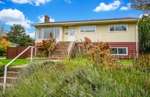 Burnaby House | Bright, clean 1 BR suite with full kitchen. Central location.