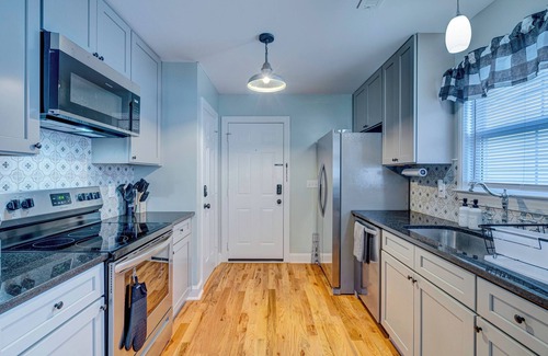 Wilmington Historic District House | Bright Coastal Bungalow: firepit, kid friendly, walk to Castle Street & downtown
