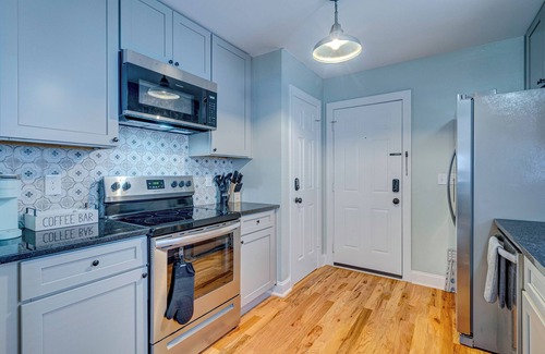 Wilmington Historic District House | Bright Coastal Bungalow: firepit, kid friendly, walk to Castle Street & downtown