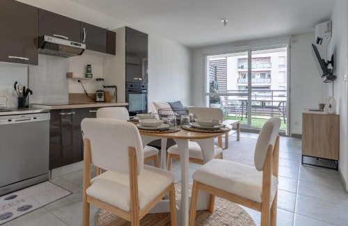 Vitrolles Apartment | Bright cocoon between sea & airport all comforts