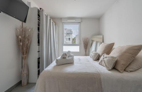 Vitrolles Apartment | Bright cocoon between sea & airport all comforts