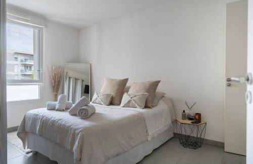 Vitrolles Apartment | Bright cocoon between sea & airport all comforts