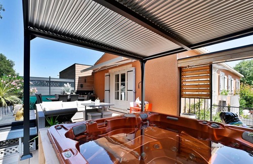 Sorgues House | Bright, comfortable cottage with whirlpool.