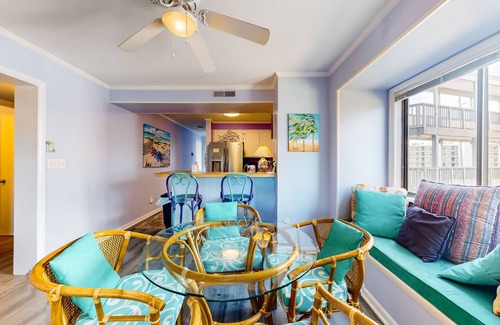 Atlantic Beach Condo | Bright Condo with WiFi, W/D, Screened Porch & Community Pool/Tennis/Day Dock