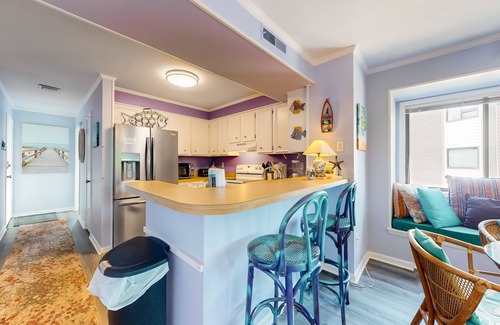 Atlantic Beach Condo | Bright Condo with WiFi, W/D, Screened Porch & Community Pool/Tennis/Day Dock